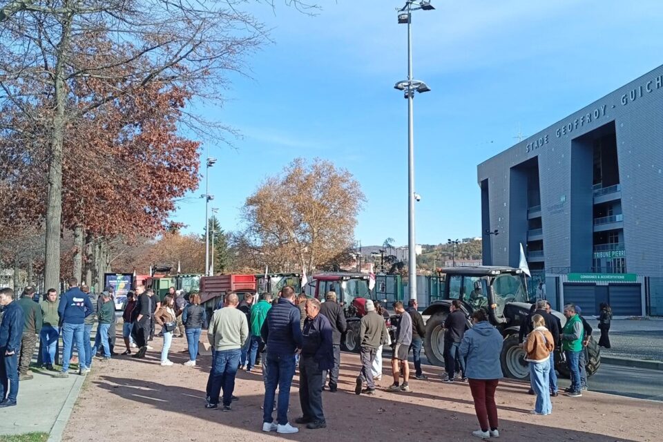 En opération escargot, les tracteurs des agriculteurs ont déversé leurs bennes devant la préfecture.