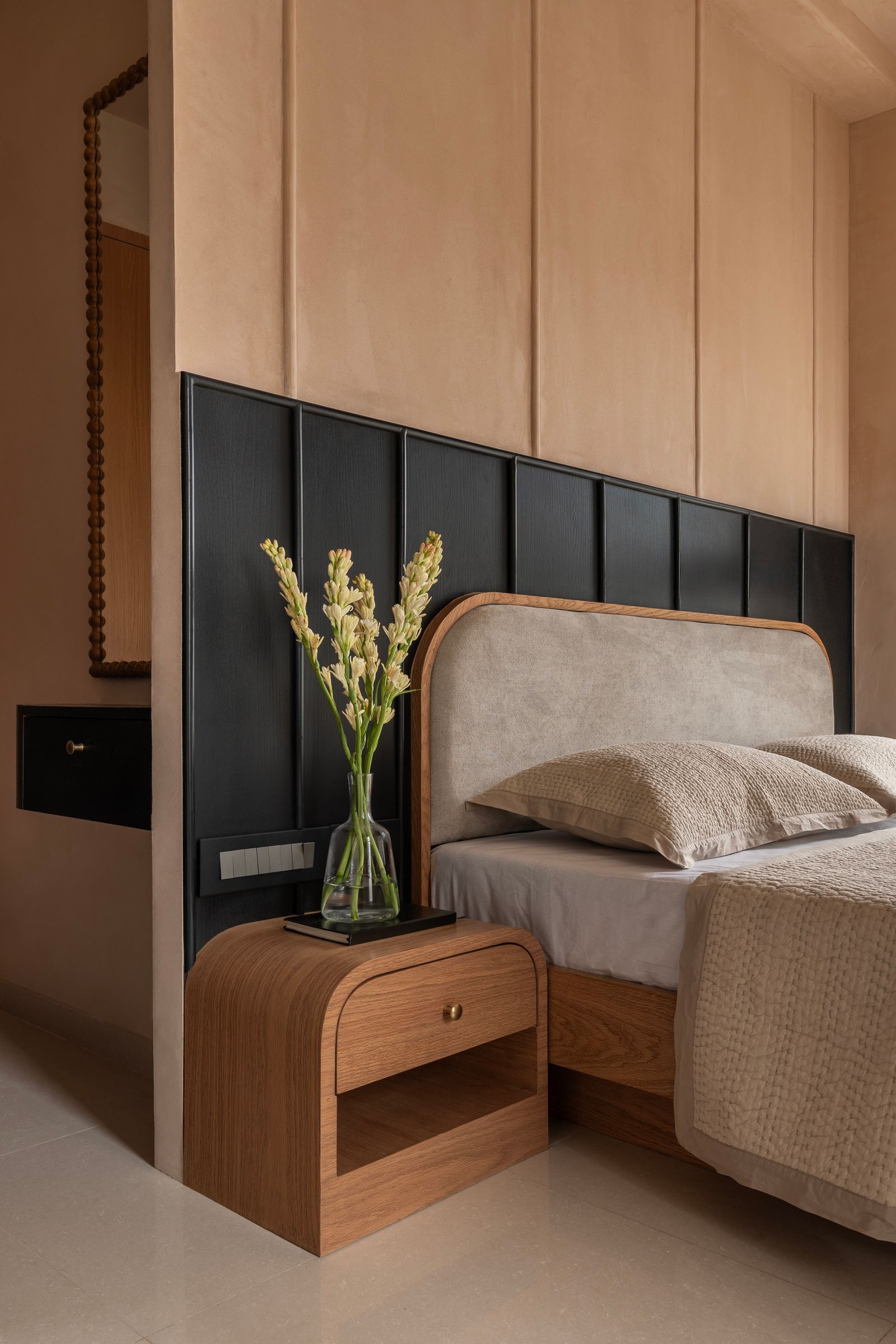 La suspension dans la chambre provient de la collection Yaahvi de Nikita Bansal pour The Living Influence. La peinture à...