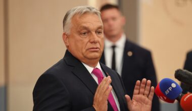 Le Premier ministre hongrois Viktor Orban s'adresse à la presse à l'issue d'un sommet au Bella Center de Copenhague, au Danemark, le 2 octobre 2025