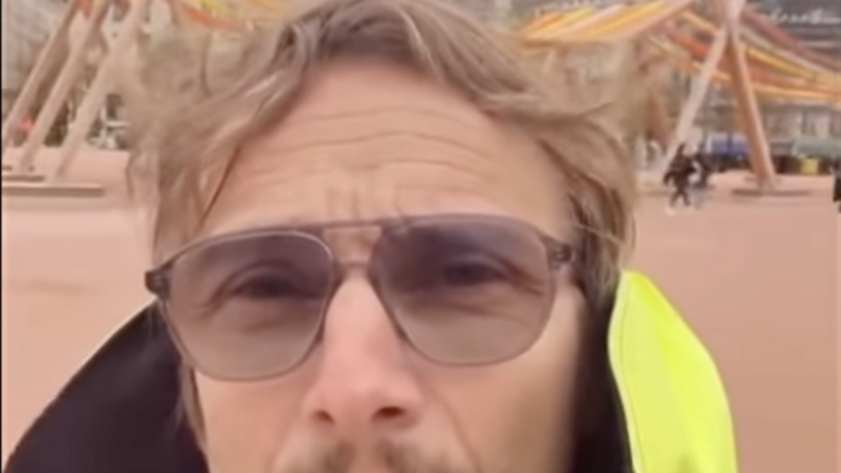 « Qui fait sécher ses draps ? » : Lorànt Deutsch moque une installation artistique déjà sujette à polémique sur la place Bellecour de Lyon