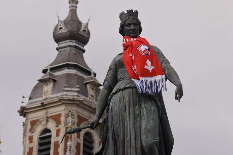 La statue de la déesse porte le grand foulard du club de football LOSC Lille, à Lille