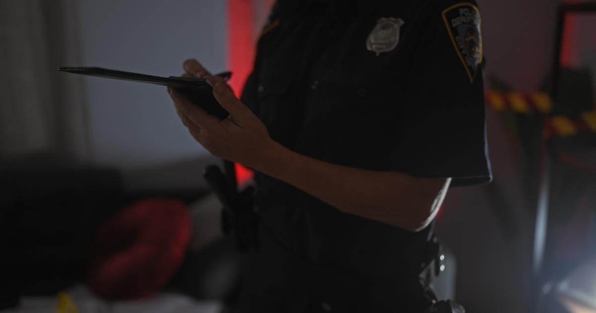 après des coups de feu, une balle se loge dans le mur du salon d’un appartement habité