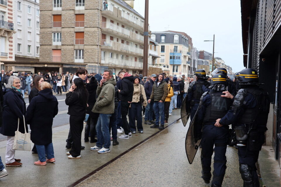 Une centaine de policiers et CRS, ici avec des sympathisants du leader du RN, sont mobilisés à Saint-Malo ce dimanche 23 novembre 2025.