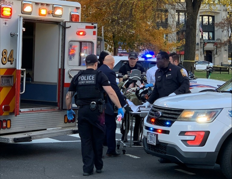 Un militaire est évacué dans une ambulance après l'attaque du 26 novembre 2025 à Washington ( AFP / Sebastian Smith )