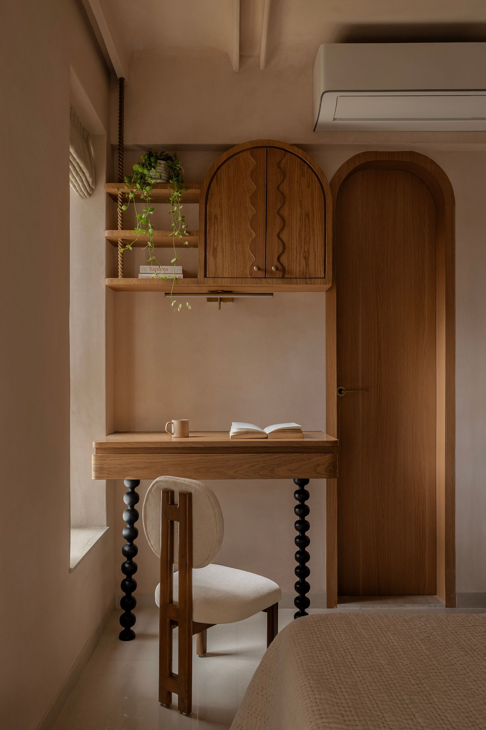 Conçue selon les principes du style Japandi la chambre principale reprend les finitions courbes qui confèrent à la...