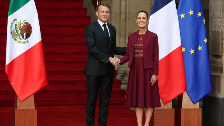 Emmanuel Macron et la présidente mexicaine Claudia Sheinbaum lors d’une cérémonie de bienvenue au Palais national de Mexico, le 7 novembre 2025. 