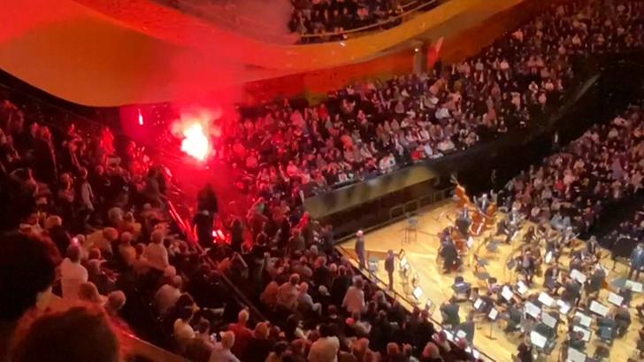 Cette capture d’écran extraite d’une vidéo montre des incidents survenus dans la salle Pierre-Boulez de la Philharmonie de Paris, le 6 novembre 2025 à Paris.
