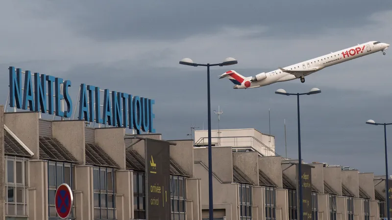Les habitants des communes autour de l'aéroport de Nantes-Atlantique se plaignent des nuisances sonores qu'engendre le trafic.