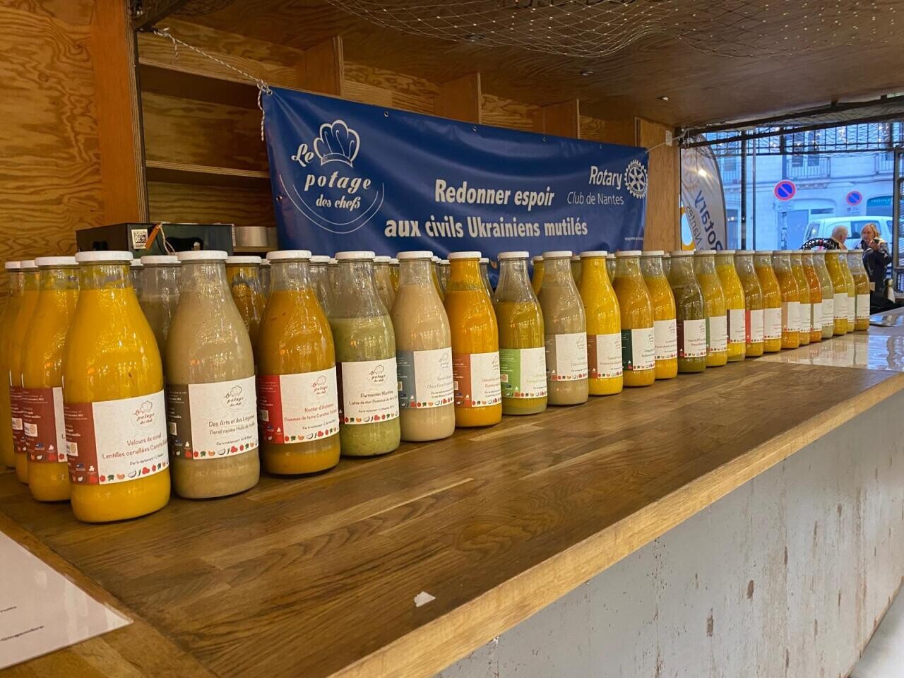 850 litres de soupe sont à vendre pour aider les victimes de la guerre en Ukraine