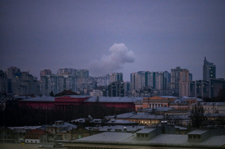 De la fumée s'élève dans le ciel de Kiev au petit matin après une attaque nocturne russe contre la capitale ukrainienne, le 25 novembre 2025 ( AFP / Sergei GAPON )