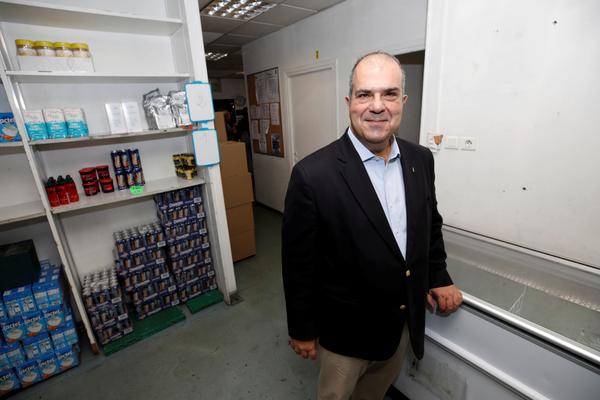 Stelios Haji-Ioannou, le fondateur d'Easy Jet, a fait un don de 730.000 boîtes de conserves aux Restos du Coeur des Alpes-Maritimes
