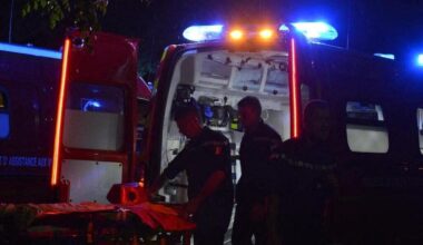 un conducteur à trottinette, une collision frontale de voitures