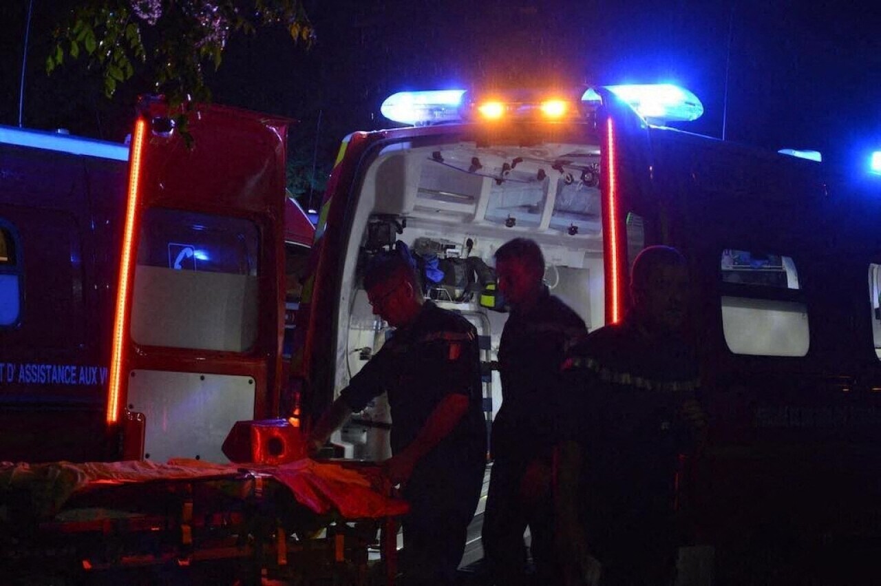 un conducteur à trottinette, une collision frontale de voitures