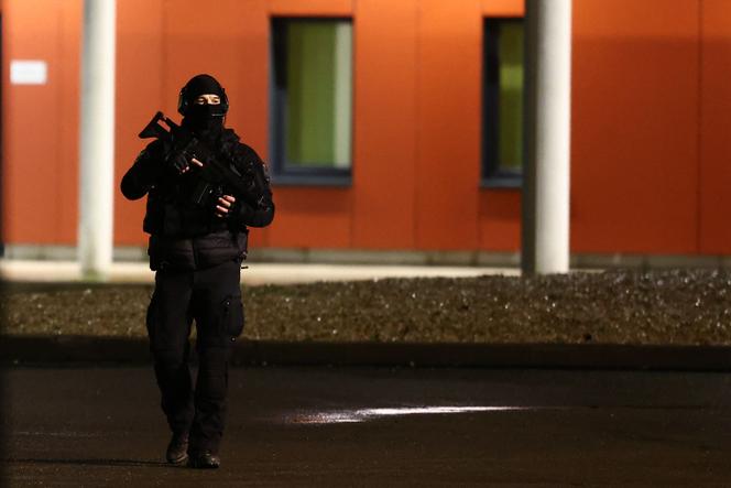 Un membre des équipes de sécurité pénitentiaire patrouille à l’extérieur de la prison de Vendin-le-Vieil, dans le nord de la France, le 24 novembre 2025, alors qu’un détenu condamné pour trafic de drogue a été autorisé par le tribunal à se rendre à Lyon dans le cadre d’un congé spécial.