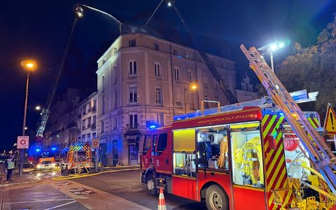 Il était 5 h 30 du matin, ce vendredi 31 octobre 2025, quand un incendie s’est déclaré place Pasteur, à Rennes.