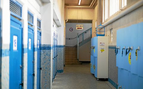 Les casiers de la piscine ne peuvent pas toujours accueillir les gros sacs des à dos des personnes à la rue.