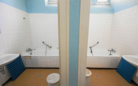 Outre les douches, la piscine Saint-Georges propose deux baignoires. Jusque dans les années 2000, il y avait même un sauna.