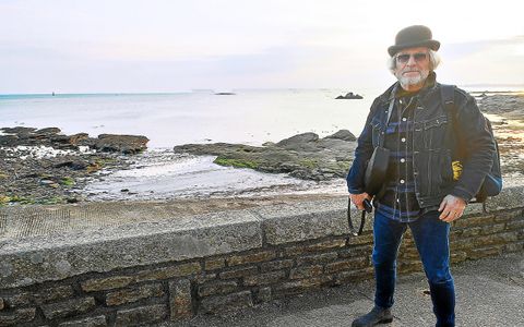 Tchéky Karyo sur la corniche de Concarneau en mars 2023.
