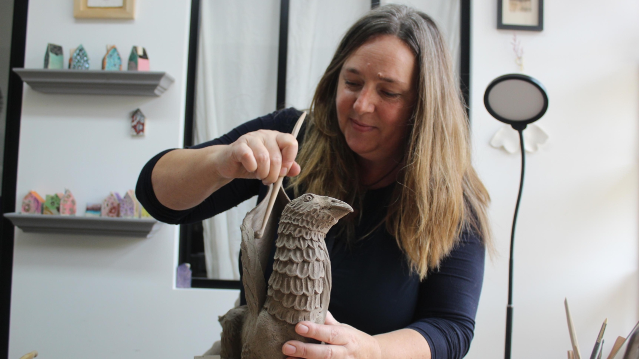 à Beaulieu-lès-Loches, Gaëlle Seillet sculpte des créations pour orner les sépultures