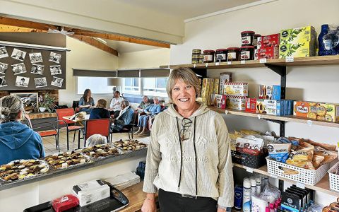Nathalie Foustoul est la régisseuse du bar-épicerie qu’elle a entièrement imaginé et réalisé à l’aide des services techniques de l’hôpital. Ouvert deux fois par semaine, il accueille tous ceux qui le veulent.