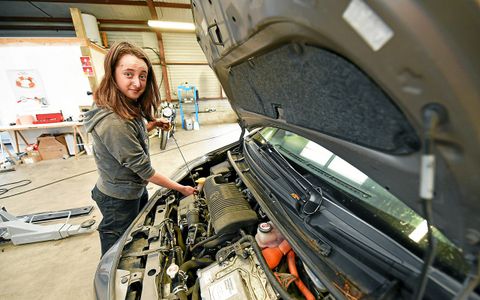 Si les professions de mécano et de carrossier comptent moins de 1 % de femmes parmi leurs rangs, ce n’est pas le cas chez Auto’céane, le garage d’Océane Bouillet.