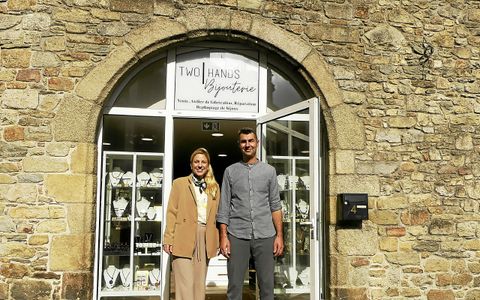 Lila et David devant la devanture de leur bijouterie, 4, place au Lin.