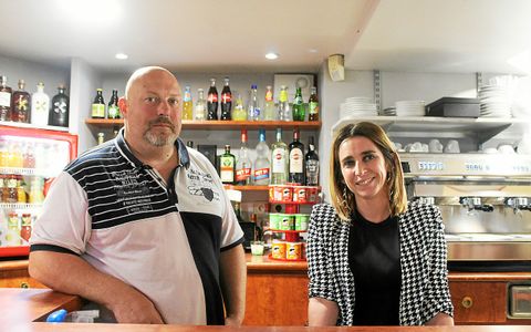 Guillaume et Aurélia Madec, les nouveaux gérants du bar Le Turfist à Plouigneau, ont été ravis de l’accueil reçu depuis la réouverture.