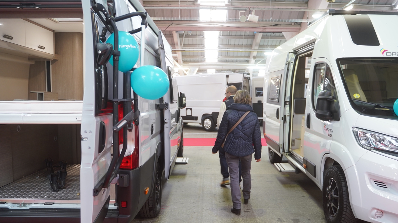au milieu des camping-cars et des vans, le fourgon séduit à Niort