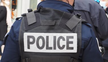 un couple arrêté par les policiers