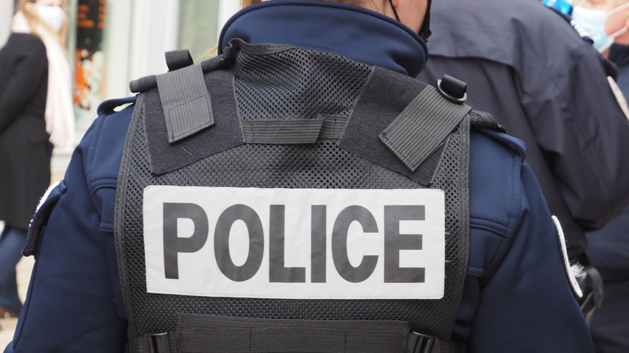 un couple arrêté par les policiers