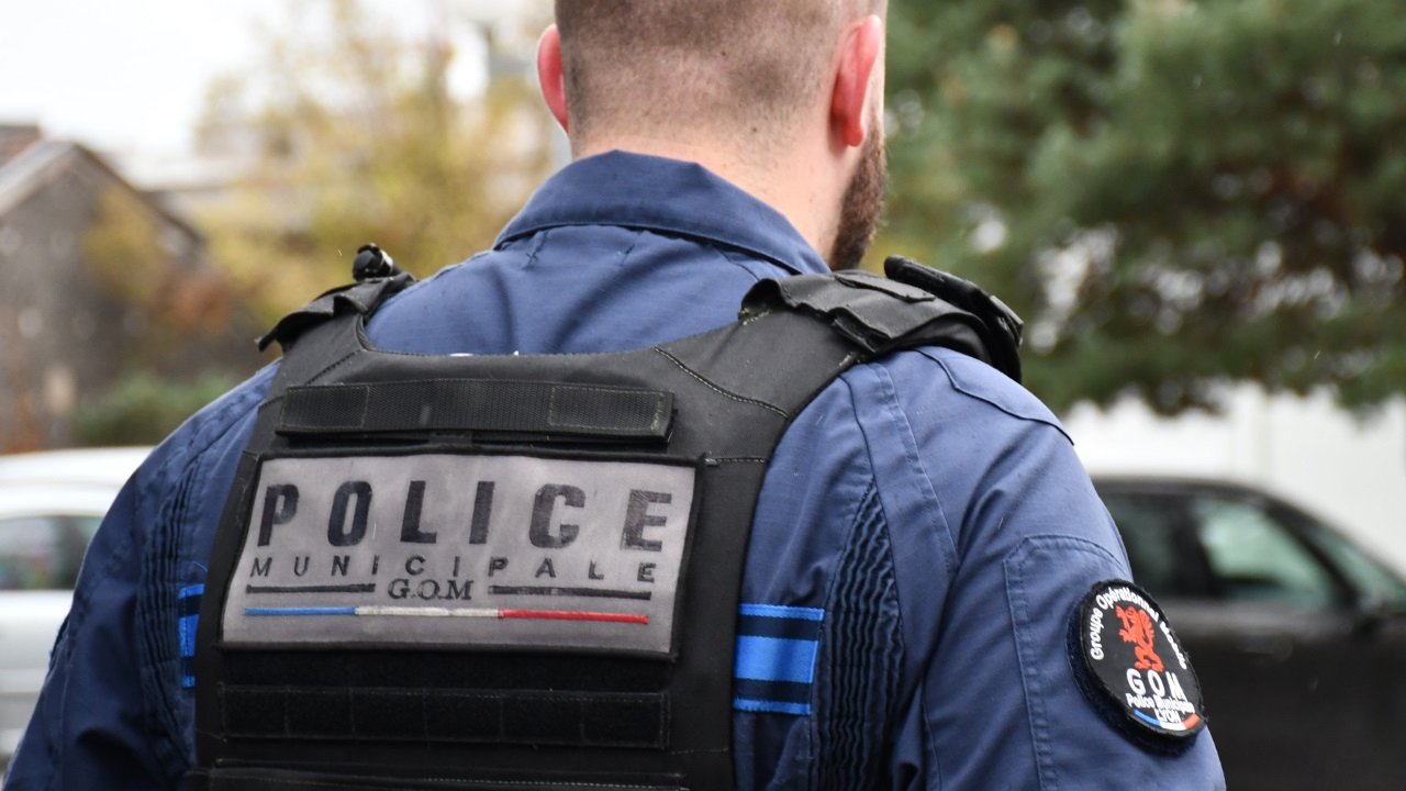 Après son exclusion de la gendarmerie, il rejoint la police municipale de Lyon et récidive