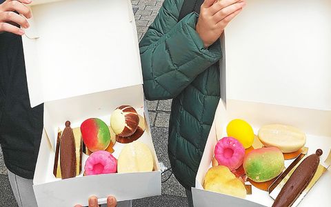 « On a acheté une cacahuète, une gousse de vanille, un citron, un pop-corn et une framboise que l’on va partager avec nos familles »