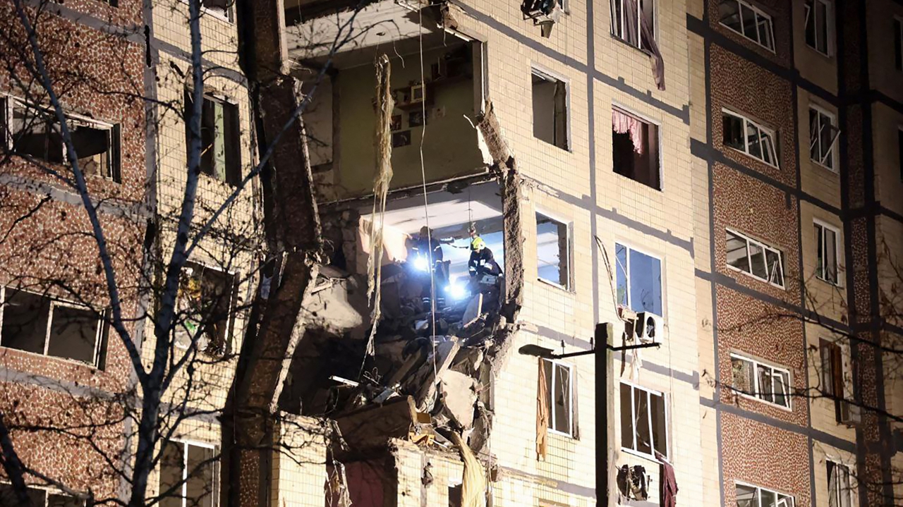 quatre morts et d’importantes coupures de courant après des frappes russes massives