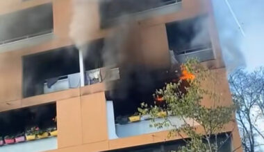 une façade d’immeuble en feu après un tir de mortier lors d’un clip de rap