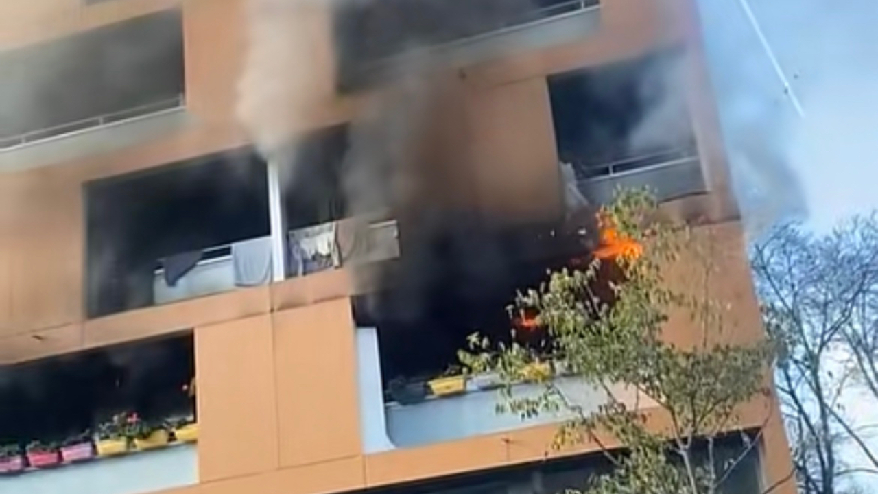 une façade d’immeuble en feu après un tir de mortier lors d’un clip de rap