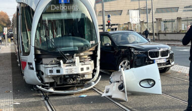 un violent choc entre un tramway et un automobiliste