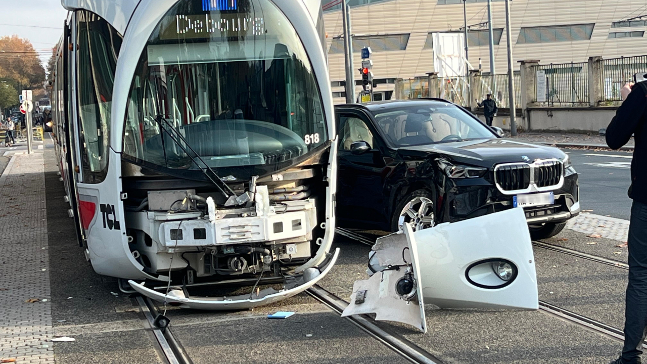 un violent choc entre un tramway et un automobiliste