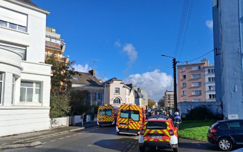 Plusieurs véhicules de sapeurs-pompiers sont sur les lieux depuis la fin de matinée.