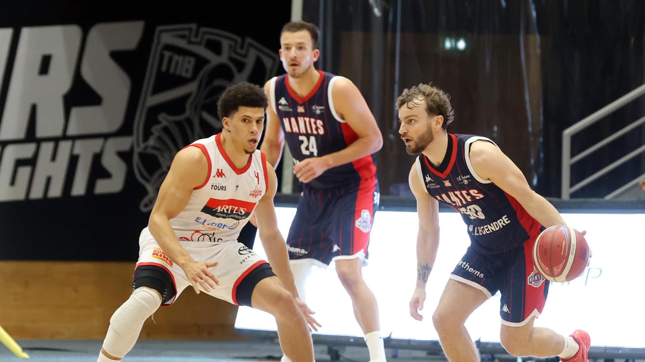Le Nantais Lucas Bourhis, formé en Touraine, est mis en difficulté par la défense tourangelle, comme tous les joueurs de son équipe.