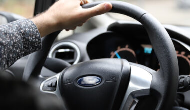 le chauffard sans permis reprend le volant, les policiers le reconnaissent