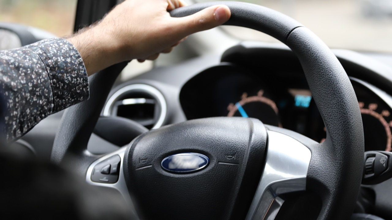 le chauffard sans permis reprend le volant, les policiers le reconnaissent