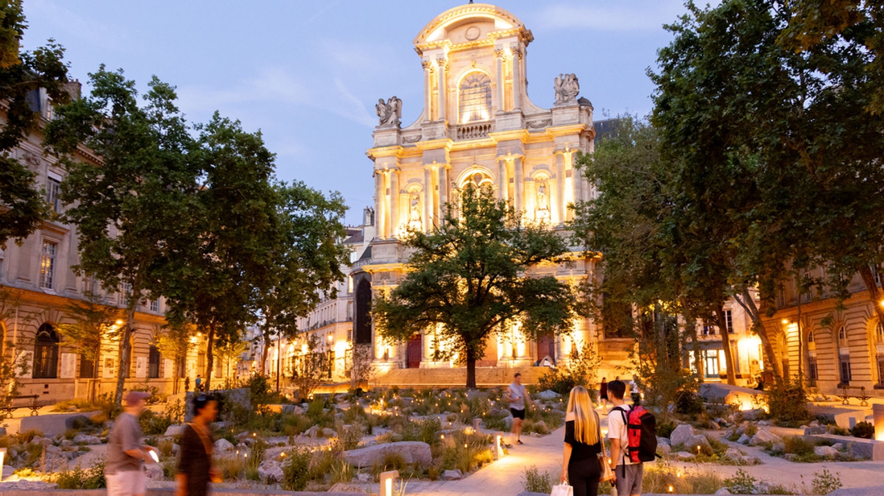 à Paris, la mémoire des attentats s’inscrit dans des lieux