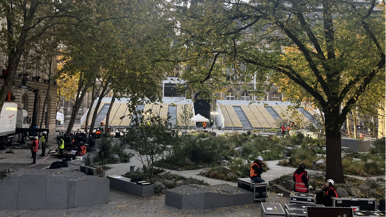 Place Saint-Gervais, à Paris, le jardin mémoriel a été investi par des techniciens et ouvriers afin de le préparer à accueillir la cérémonie officielle des commémorations, jeudi 13 novembre 2025.