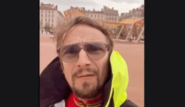 Lorànt Deutsch atterré devant l'oeuvre de la place Bellecour, Tissage Urbain, à Lyon