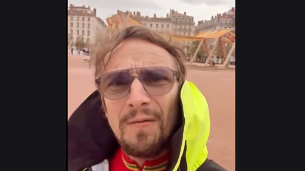 Lorànt Deutsch atterré devant l'oeuvre de la place Bellecour, Tissage Urbain, à Lyon