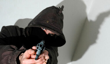 un homme ivre arrêté après des coups de feu en pleine rue