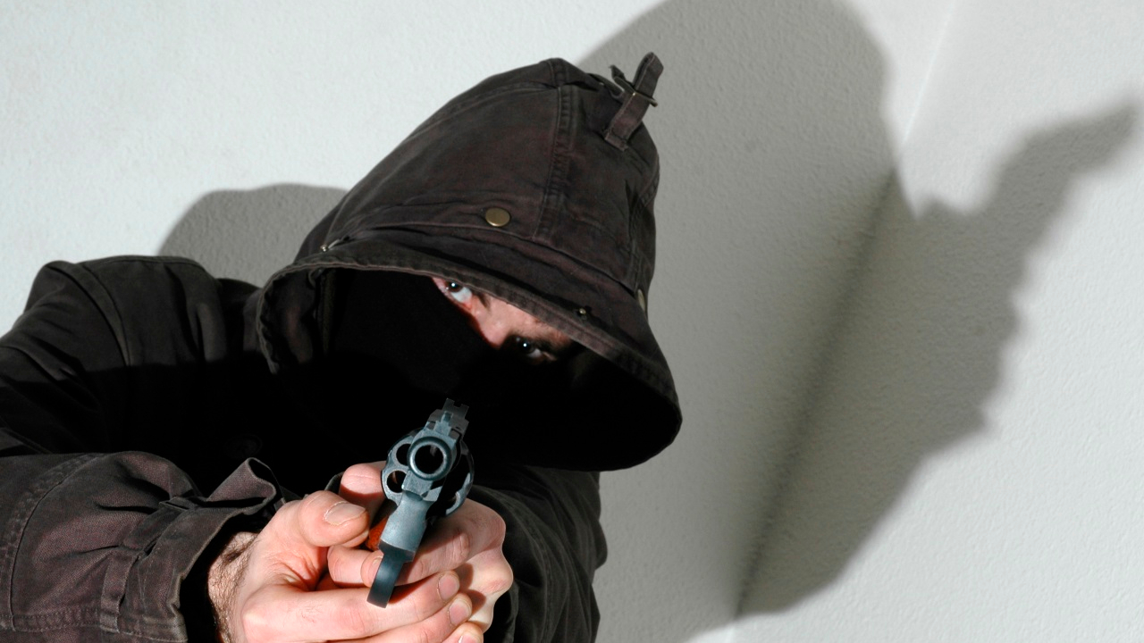 un homme ivre arrêté après des coups de feu en pleine rue