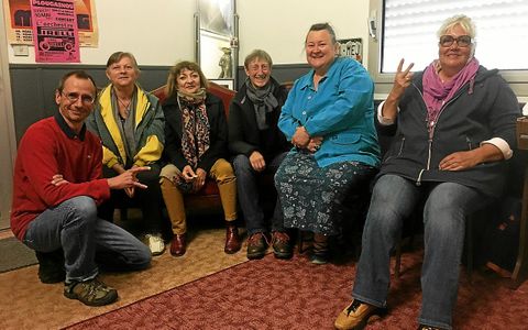 Romain, Sophie, Cathy, Jacqueline, Catherine et Marie-France au studio du Doigt d’Emilio Castiello, fières, d’avoir enregistré leur tout premier album rap !