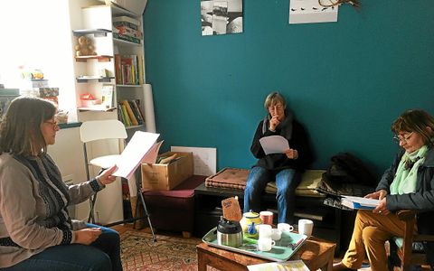 Sophie, Jacqueline et Cathy révisent leurs textes avant l‘ enregistrement. : la belle aventure de l’album Rapaped a commencé par des ateliers d’écriture, avant qu’émerge le potentiel de  déclamer les textes en rap.