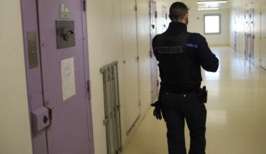 il ne veut pas regagner sa cellule, le détenu violente les agents pénitentiaires